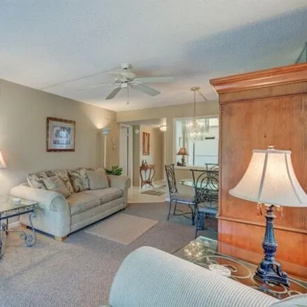 Image 3 - 19 Highpoint Circle West, Collier County, FL 34103, USA - Condo for rent