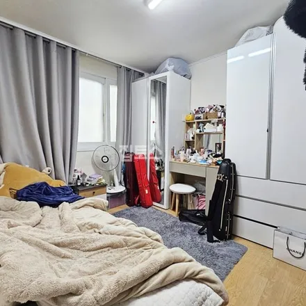 Rent this 2 bed apartment on 서울특별시 송파구 삼전동 107-12