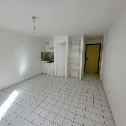 Image 2 - 12 Place Guy Mollet, 62000 Arras, France - Apartment for rent