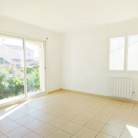 Image 2 - 5 Place Monseigneur Hiral, 34140 Mèze, France - Apartment for rent