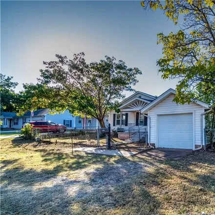 Image 2 - 321 West 3rd Street, Chandler, OK 74834, USA - House for sale
