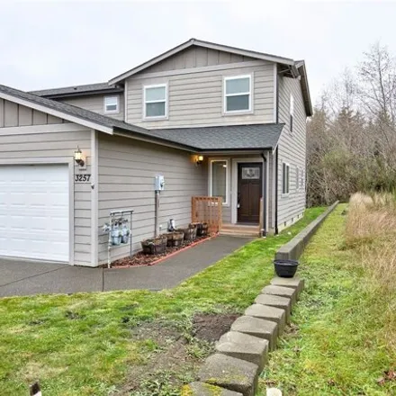 Buy this 3 bed townhouse on 3299 Sanderling Drive in Woodlawn, Hoquiam