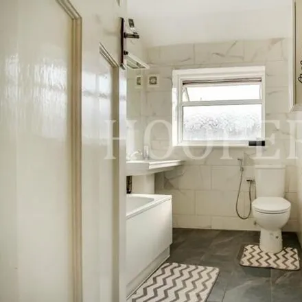 Image 7 - Review Road, London, NW2 7BH, United Kingdom - Townhouse for sale