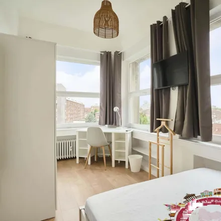 Rent this 3 bed room on 27 Place du Maréchal Leclerc in 59800 Lille, France