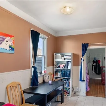 Image 7 - 545 Vincent Avenue, New York, NY 10465, USA - House for sale