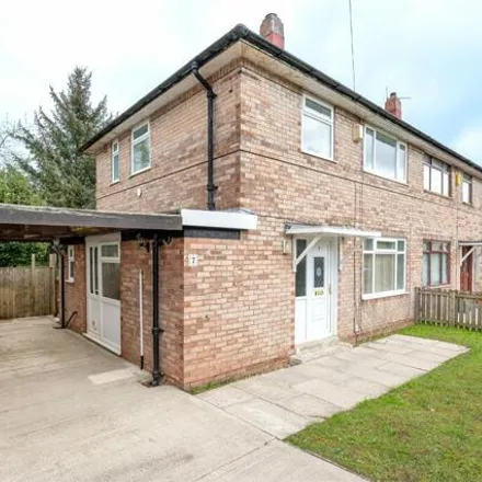 Buy this 3 bed duplex on Sandringham Mount in Leeds, LS17 8DN