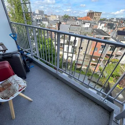 Rent this 3 bed apartment on Amerikalei 150-152 in 2000 Antwerp, Belgium