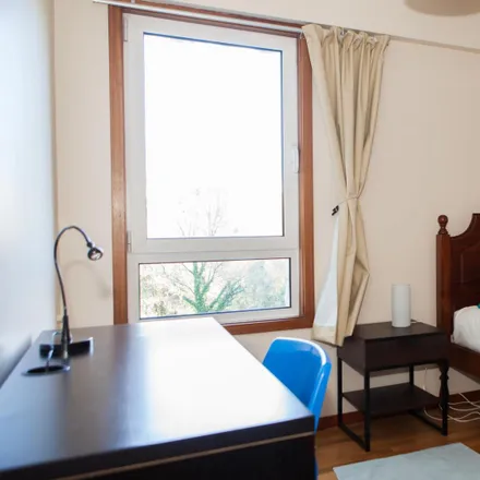 Rent this 4 bed room on Parque Fernando Azaredo in Alameda Doutor Fernando Azeredo Antas, 4150-673 Porto