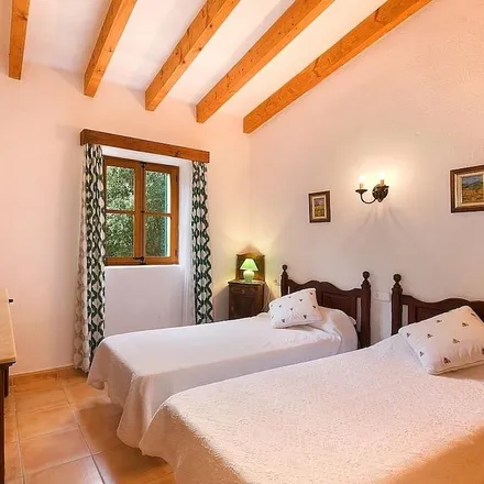 Rent this 2 bed house on EMR Escola de música reconeguda d'Alcúdia in Plaça de la Porta de Mallorca, 3