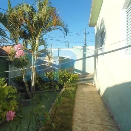 Buy this 3 bed house on Rua Capitão Domingos in Divinópolis - MG, 35501-025