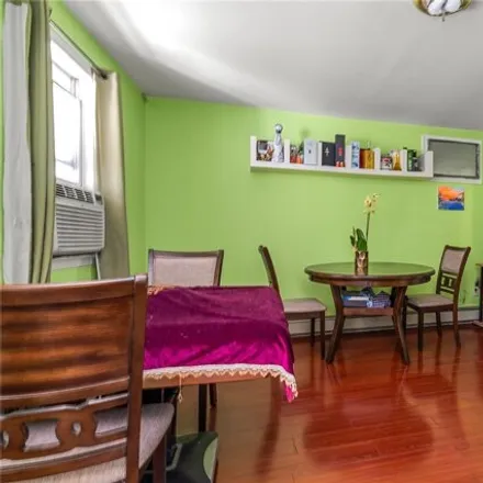 Image 8 - 20-30 1/2 127th Street, New York, NY 11356, USA - House for sale