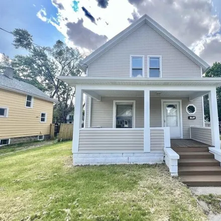 Buy this 3 bed house on Royce Elementary School in 10th Street, Beloit