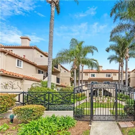 Buy this 1 bed condo on 626 Lake Street in Huntington Beach, CA 92648