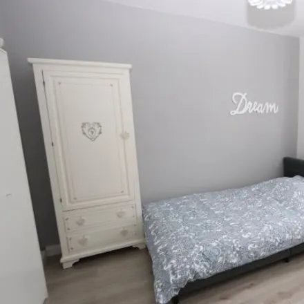 Rent this 3 bed apartment on Östliche Rheinbrückenstraße 17 in 76187 Karlsruhe, Germany