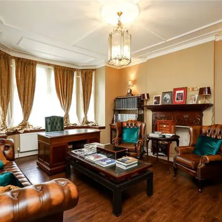Rent this 6 bed apartment on Twyford Crescent in London, W3 9PP