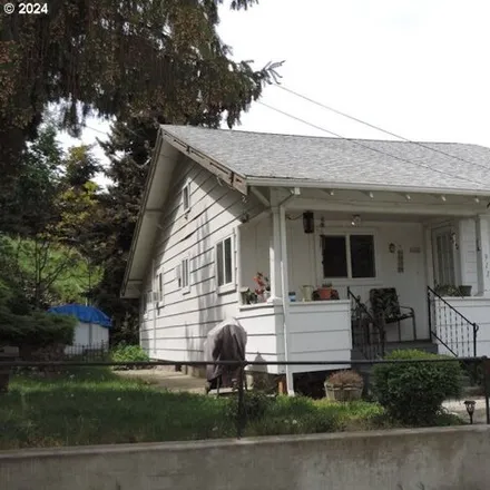 Buy this 3 bed house on 979 F Street in The Dalles, OR 97058
