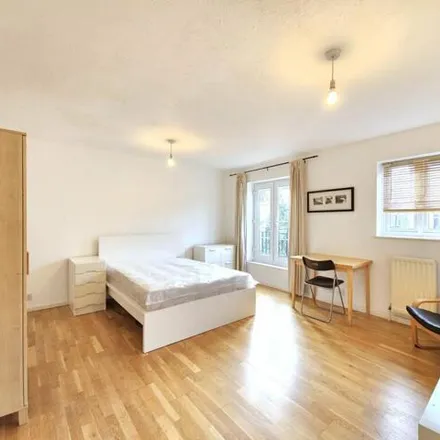 Rent this 4 bed townhouse on 27-29 Heddington Grove in London, N7 9SY