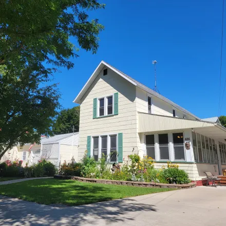 Image 2 - 486 4th Street, Manistee, Manistee County, MI 49660, USA - House for sale