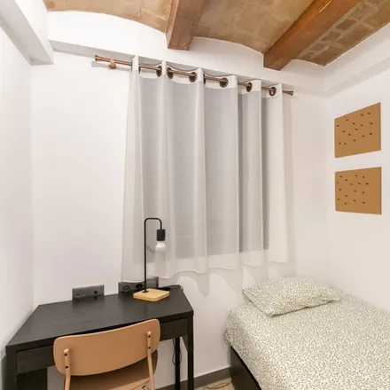Rent this 2 bed apartment on Euronics in Carrer de Bailèn, 210