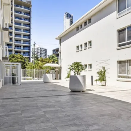 Image 3 - 3 Oak Avenue, Surfers Paradise QLD 4217, Australia - Apartment for rent