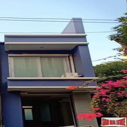 Rent this 3 bed house on Thong Lo