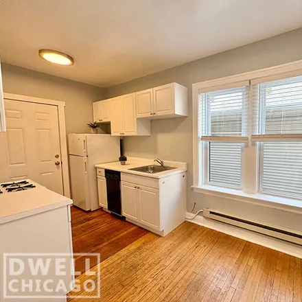 Image 2 - 3815 N Greenview Ave, Unit 3823-2E - Apartment for rent