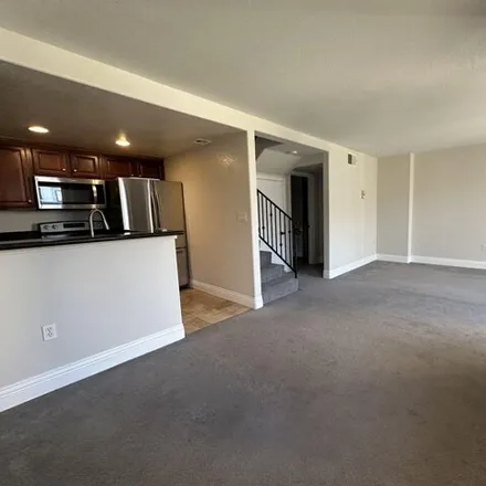 Image 3 - 3989 Nobel Drive, San Diego, CA 92039, USA - Condo for rent