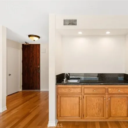 Image 8 - 5858 West 8th Street, Los Angeles, CA 90036, USA - Condo for sale