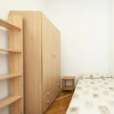 Rent this 9 bed room on Madrid in Locutorio, Calle de Miguel Moya