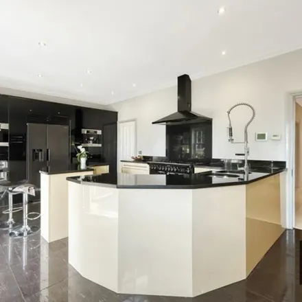 Image 3 - Manor Road, Chigwell, IG8 8GG, United Kingdom - Apartment for rent