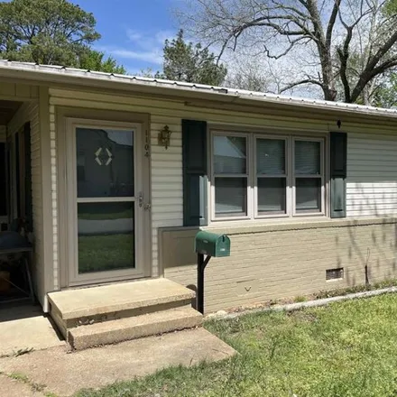Buy this 2 bed house on 1195 West Cherry Avenue in Searcy, AR 72143
