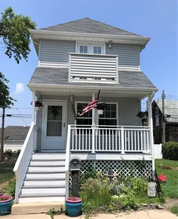 Rent this 3 bed house on First Baptist Church in 9th Avenue, Belmar