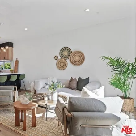 Image 2 - 10837 Hartsook Street, Los Angeles, CA 91601, USA - Townhouse for rent