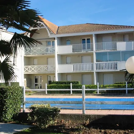 Rent this 2 bed apartment on 1 Avenue de Courlay in 17640 Vaux-sur-Mer, France