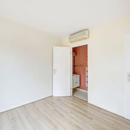 Rent this 1studio apartment on 17 Place de l'Église in 78290 Croissy-sur-Seine, France