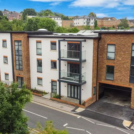 Rent this 2 bed apartment on Gordon Road in High Wycombe, HP13 6EW