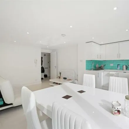 Image 4 - Peascroft House, Willesden Lane, Brondesbury Park, London, NW6 7YN, United Kingdom - Apartment for sale