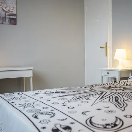 Rent this 3 bed room on 293 - Petrarca 44 in Carrer de Petrarca, 08001 Barcelona