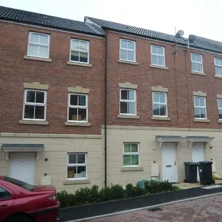 Rent this 3 bed townhouse on Kepwick Road in Leicester, LE5 1NZ