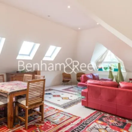 Rent this 3 bed apartment on Netherhall Gardens in London, NW3 5RG