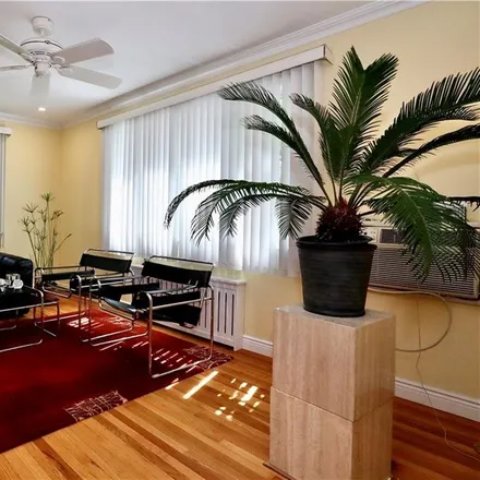 Image 1 - 2437 East 7th Street, New York, NY 11235, USA - House for sale