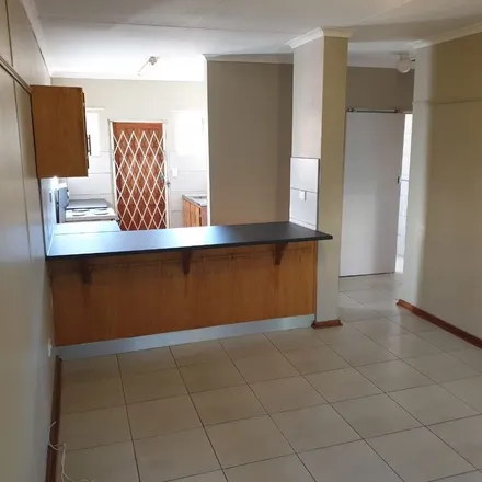Rent this 2 bed townhouse on unnamed road in Langenhovenpark, Bloemfontein