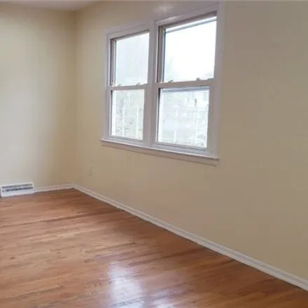 Image 5 - 15-39 208th Street, New York, NY 11360, USA - House for rent
