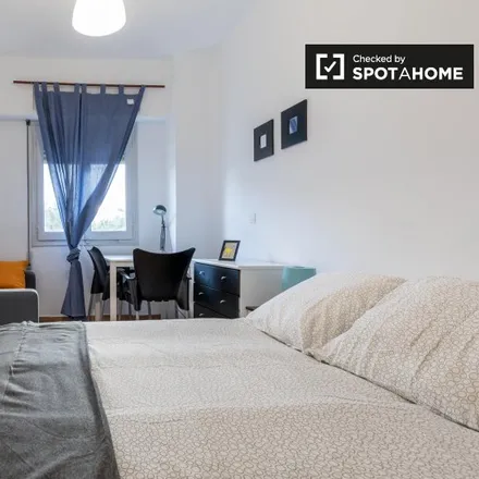Rent this 4 bed room on Carrer de les Illes Canàries in 259, 46024 Valencia