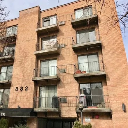 Rent this 1 bed condo on 832 West Oakdale Avenue in Chicago, IL 60657