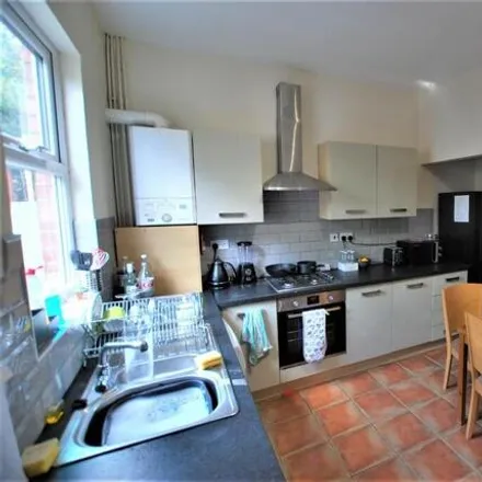 Image 3 - Eastwood Road, Sheffield, S11 8QD, United Kingdom - Townhouse for rent