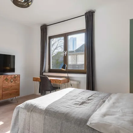 Rent this 1 bed apartment on Kettenhofweg 75 in 60325 Frankfurt, Germany