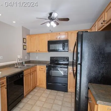 Image 7 - 43953 Rushcliffe Drive, Sterling Heights, MI 48313, USA - Condo for sale
