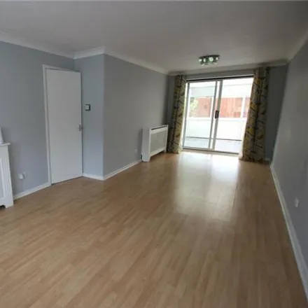 Image 2 - Ravenhill Way, Luton, LU4 0YH, United Kingdom - House for rent