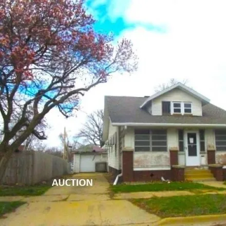 Buy this 2 bed house on 1485 West Locust Street in Bloomington, IL 61701